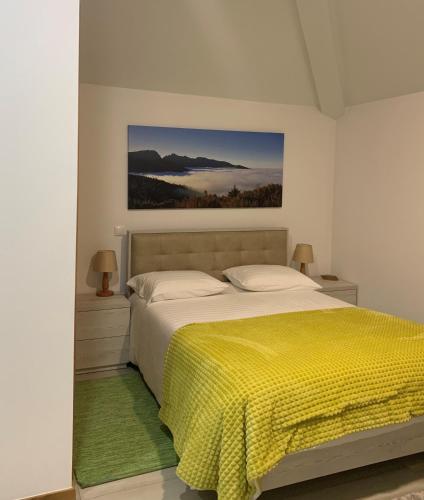 una camera da letto con un letto con una coperta gialla di Casa do Ribeiro Frio a Santana