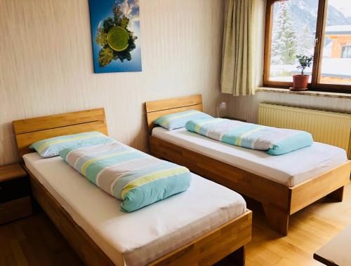 two twin beds in a room with at Wei Wei's Hostel in Ehenbichl