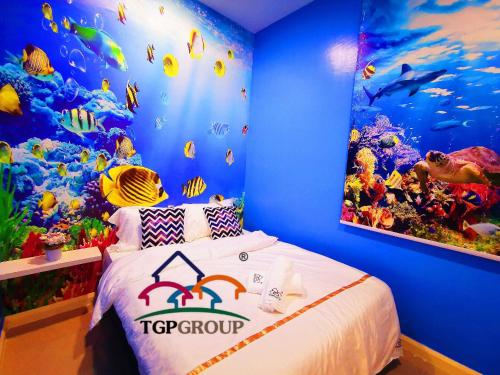 a bedroom with an aquarium themed room with a bed at Legoland D'PRISTINE Apartment By TGP in Nusajaya