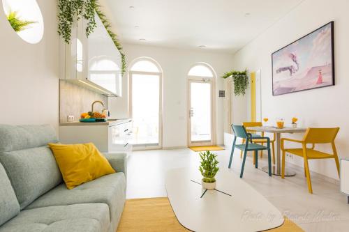 ein Wohnzimmer mit einem Sofa und einem Tisch in der Unterkunft Casa Ricardo BEACH Apartment in Morro del Jable