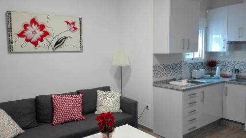 salon z kanapą i kuchnią w obiekcie Apartamento Centro Sol Plazuela w mieście Jerez de la Frontera