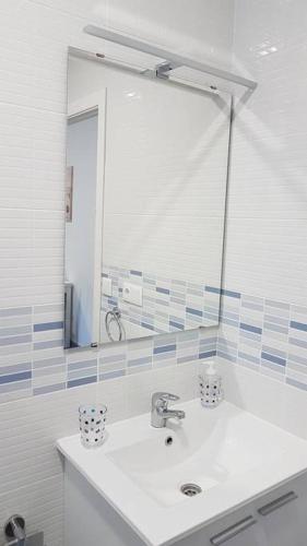 a bathroom with a sink and a large mirror at Apartamento Centro Sol Plazuela in Jerez de la Frontera