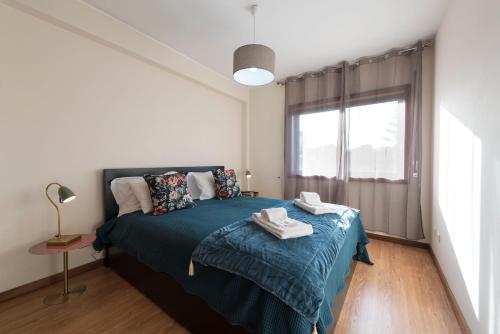 Porto 1BR with Parking by LovelyStay