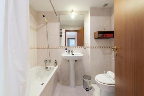 A bathroom at LovelyStay - Homey Feeling Flat w/ Free Parking