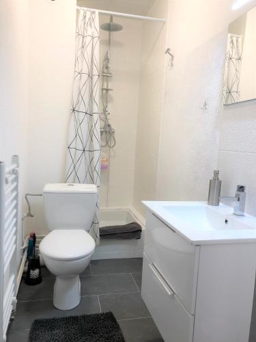 une salle de bain blanche avec des toilettes et un lavabo dans l'établissement Comfort Stay Basel Airport RC46B, à Saint-Louis