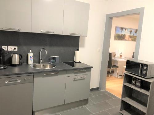Kuchyň nebo kuchyňský kout v ubytování Comfort Stay Basel Airport RC46B