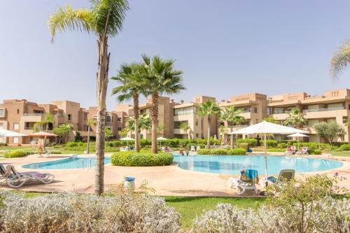un resort con piscina e palme di Pool View With Garden in Prestigia - WIFI & Pool a Marrakech