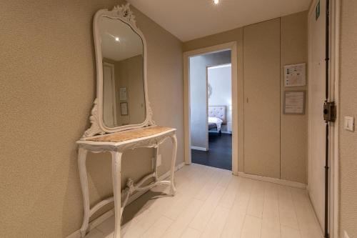 a dressing room with a mirror on the wall at Casa Vacanze Felicita in Rome