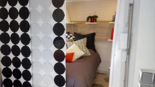 un lit dans une petite pièce avec un mur dans l'établissement entre mer et montagne, à Peyroules