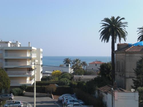 Residence avec piscine, plage a 100 m, Cannes et Juan les Pins a 5 min, WiFi