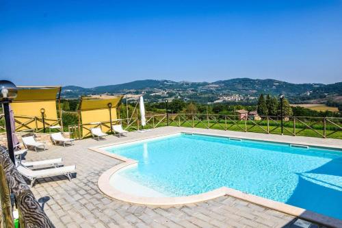 a swimming pool with a view of the mountains at Agriturismo Il Falco in Todi