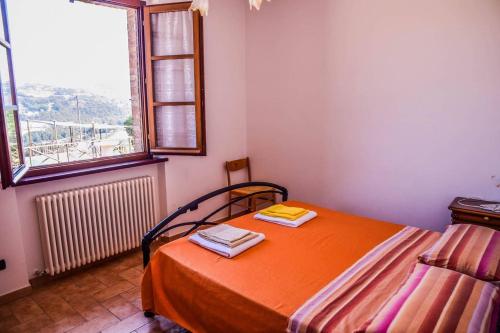 1 dormitorio con 1 cama con 2 toallas en Agriturismo Il Falco, en Todi