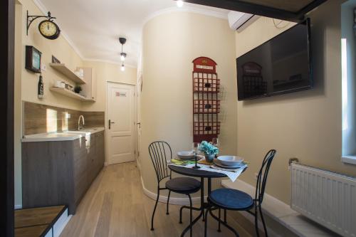 Un televizor și/sau centru de divertisment la 62 Steps to Petit Bonheur