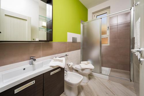 W łazience znajduje się toaleta z umywalką i prysznic. w obiekcie Villa Rosaria vicino la Riserva dello Zingaro w mieście Scopello