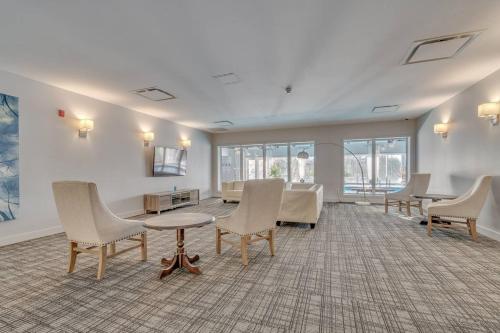 a waiting room with chairs and a table at INITIAL - L'OURS - Mont-Sainte-Anne in Beaupré