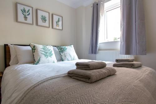 - une chambre avec un lit et des serviettes dans l'établissement Waters Edge, à Chester