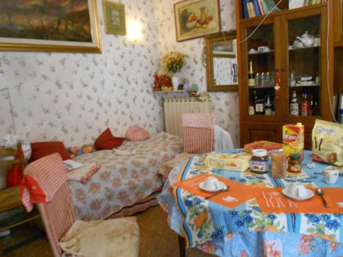 comedor con mesa, mesa y sillas en Sidereus, en Roma