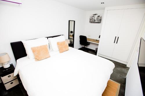 Giường trong phòng chung tại Bronbella Villa Residence