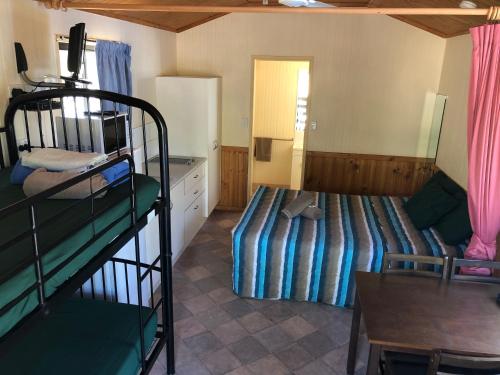 Кровать или кровати в номере Karumba Point Sunset Caravan Park