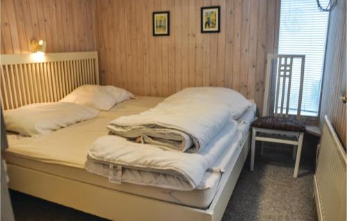 オテルプにあるAwesome Home In Otterup With 2 Bedrooms And Wifiのツインベッド2台が備わる客室です。