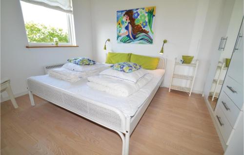 Un dormitorio con una cama blanca con toallas. en Amazing Home In Lundby With 2 Bedrooms And Wifi, en Svinøvester