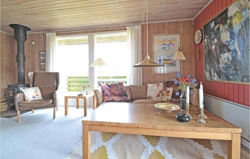 uma sala de estar com um sofá e uma mesa em 4 Bedroom Gorgeous Home In Fan em Sønderho