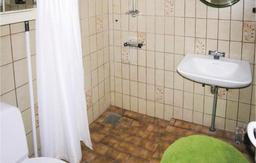 Vonios kambarys apgyvendinimo įstaigoje Nice Home In Rudkbing With Kitchen