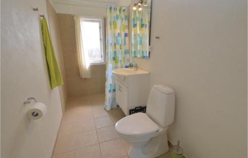 een kleine badkamer met een toilet en een raam bij Stunning Home In Augustenborg With Kitchen in Augustenborg