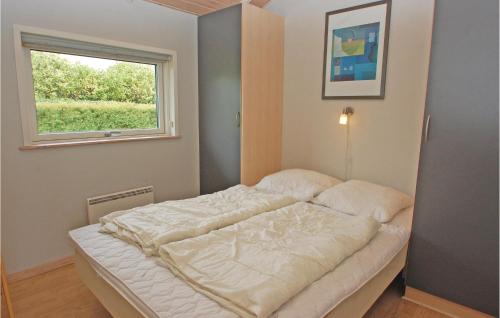 łóżko w pokoju z oknem w obiekcie Lovely Home In Haderslev With Kitchen w mieście Kelstrup Strand