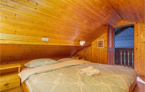 um quarto com uma cama num chalé de madeira em Cozy Home In Prezid With Wifi em Prezid