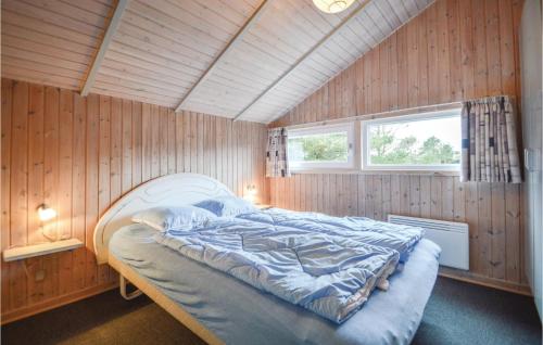 BolilmarkにあるBeautiful Home In Rm With 3 Bedrooms, Sauna And Wifiの木製の壁のベッドルーム1室