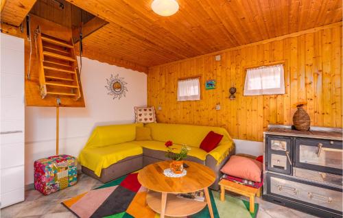 a living room with a couch and a table at Cozy Home In Prezid With Wifi in Prezid