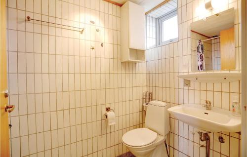 サンヴィにあるStrandpromenadenの白いバスルーム(トイレ、シンク付)
