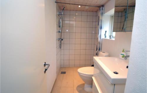 Koupelna v ubytování Lovely Home In Silkeborg With Kitchen