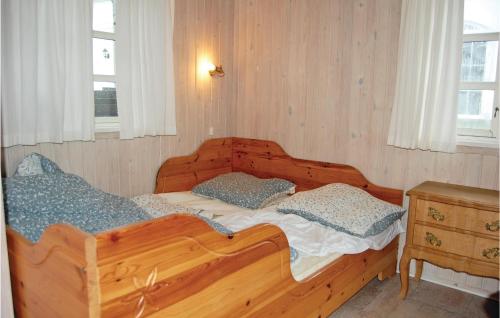 HemmetにあるStrandhyttenのベッドルーム1室(木製ベッド1台、枕2つ付)