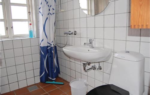 HemmetにあるStrandhyttenのバスルーム(洗面台、トイレ、鏡付)