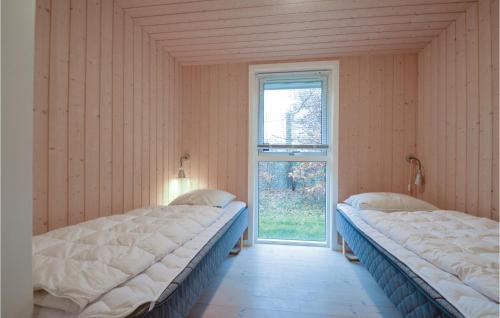 FjellerupにあるNice Home In Glesborg With 3 Bedrooms, Sauna And Wifiの窓付きの部屋 ベッド2台