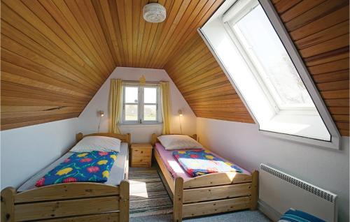 NeksøにあるNice Home In Nex With House Sea Viewの窓付きの小さな部屋のベッド2台