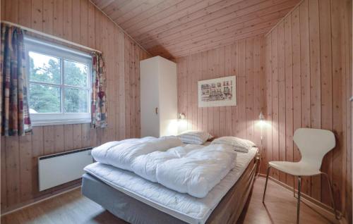 Postel nebo postele na pokoji v ubytování Cozy Home In Rm With Sauna