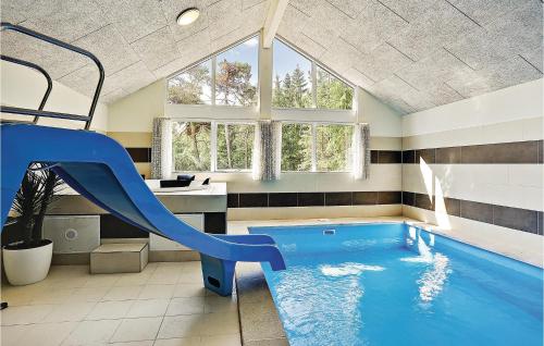 una piscina coperta con scivolo in una casa di Lovely Home In Frederiksvrk With Kitchen a Frederiksværk
