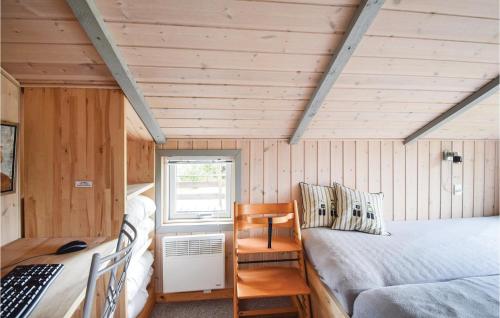 SønderbyにあるAwesome Home In Juelsminde With 4 Bedrooms, Sauna And Wifiの小さな家 ベッド1台、デスク付
