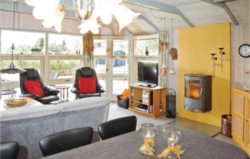 TV a/nebo společenská místnost v ubytování Holiday Home Pøt Strandby Denmark Ka