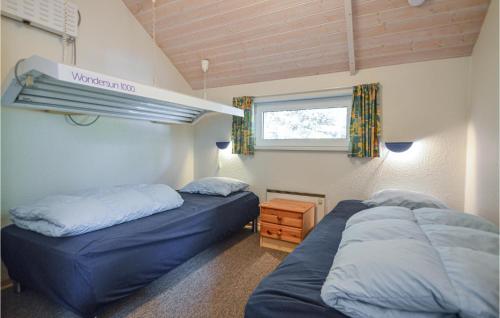 ロモ・キルケビーにあるStunning Home In Rm With Saunaのベッドルーム1室(ベッド2台、窓付)