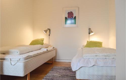 2 camas en una habitación con 2 lámparas en Awesome Apartment In Hornbk With House Sea View, en Hornbæk
