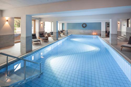 ein großer Pool in einem Hotelzimmer in der Unterkunft Buchnas Landhotel Saarschleife in Mettlach