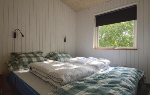 - une chambre avec 2 lits et une fenêtre dans l'établissement 3 Bedroom Amazing Home In Haderslev, à Haderslev