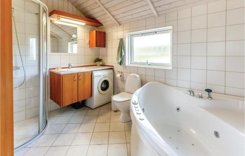 カロンボーにあるAmazing Home In Kalundborg With 3 Bedrooms And Wifiのバスルーム(バスタブ、トイレ、シンク付)