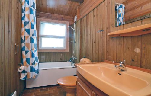 Kupatilo u objektu Nice Home In Fan With House Sea View