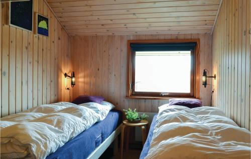 מיטה או מיטות בחדר ב-Stunning Home In Hvide Sande With House A Panoramic View