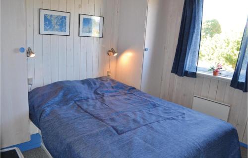 Lønne Hedeにある4 Bedroom Lovely Home In Nrre Nebelのベッドルーム1室(青いベッド1台、窓付)